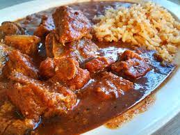 Longaniza y costilla en salsa roja